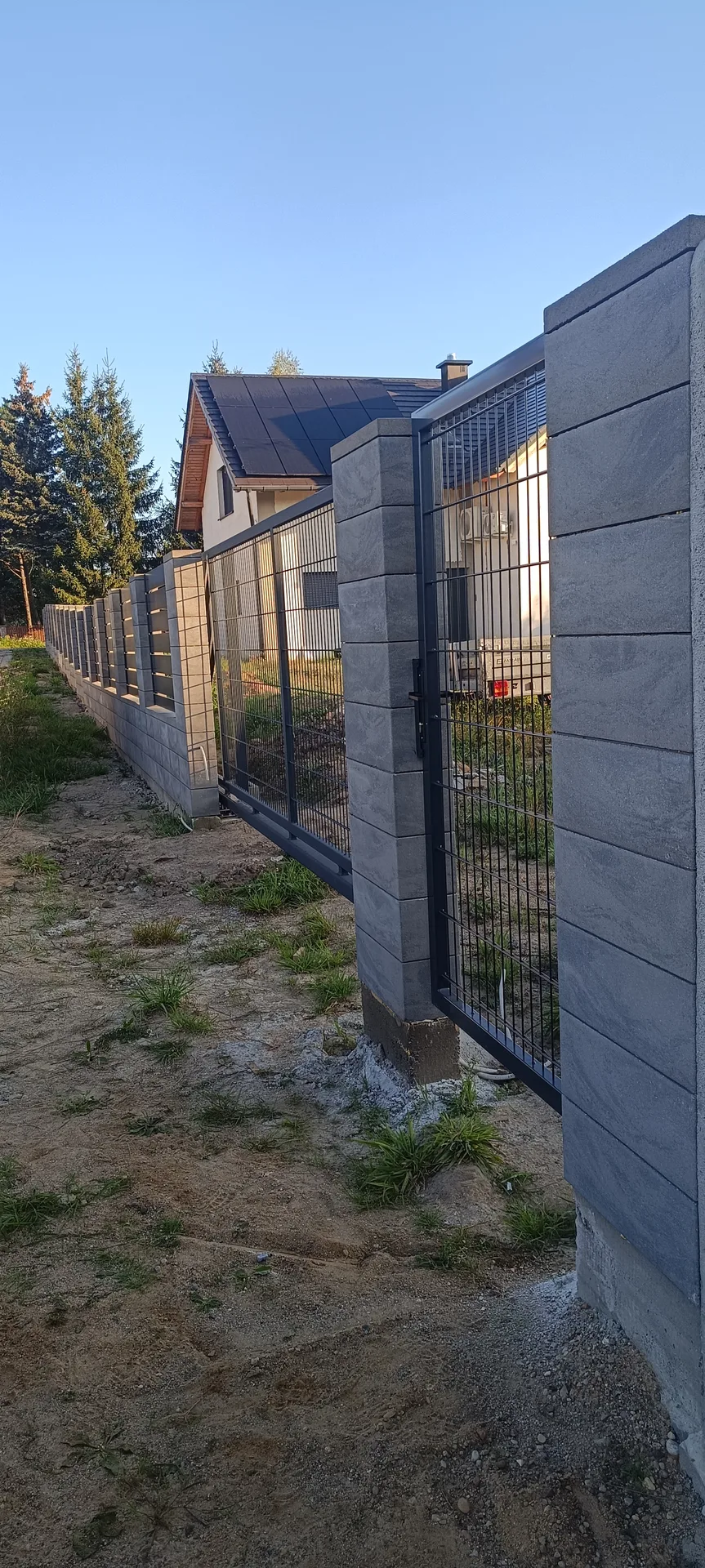 Nowoczesne ogrodzenie domu z metalu
