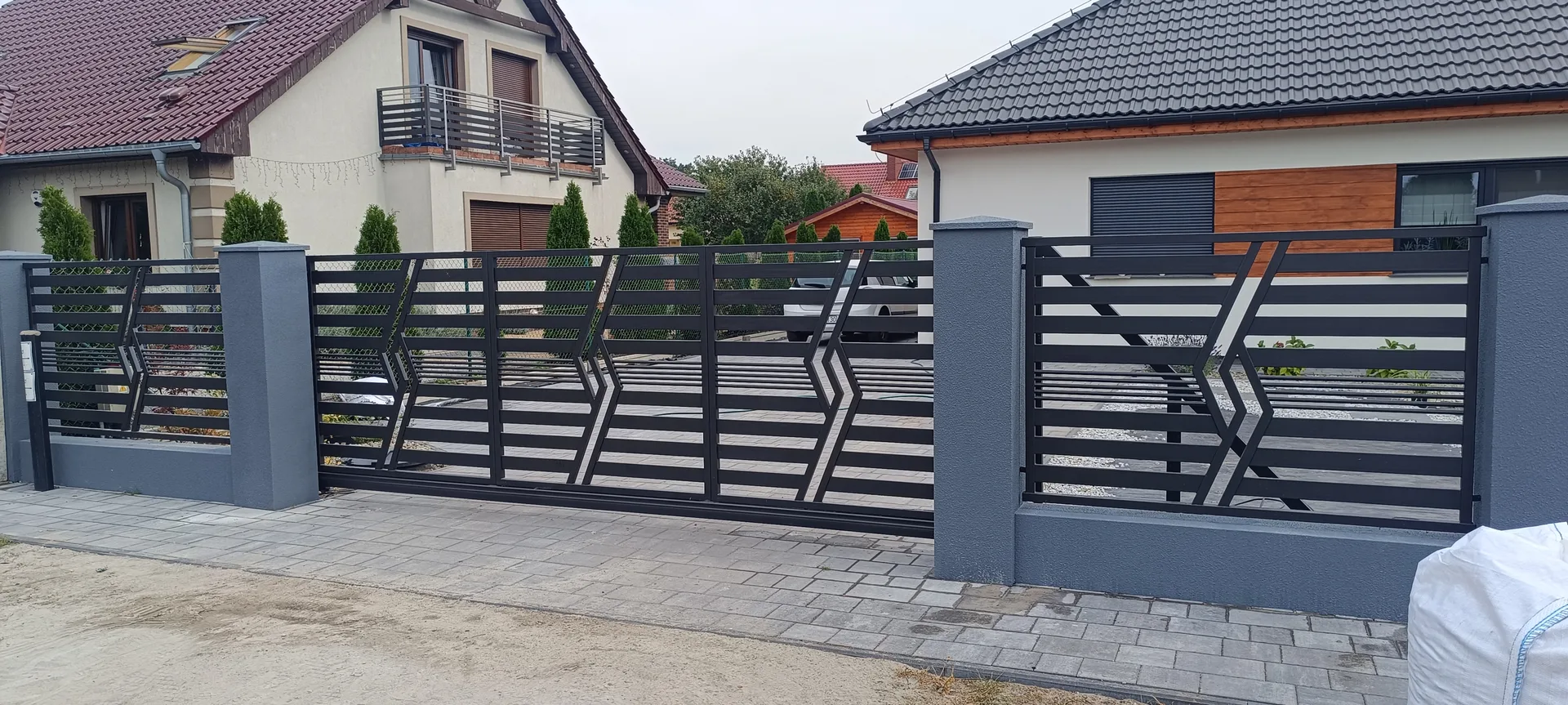 Nowoczesna brama wjazdowa z metalowych lameli