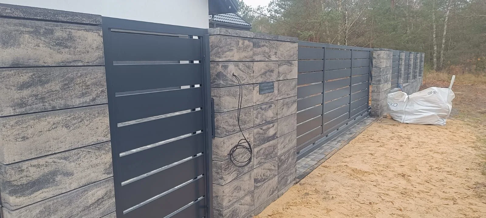Ogrodzenie metalowe z drewnianymi panelami