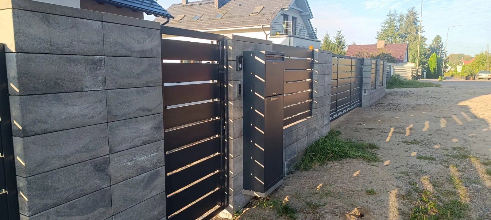 Metalowe ogrodzenie z poziomymi szczelinami