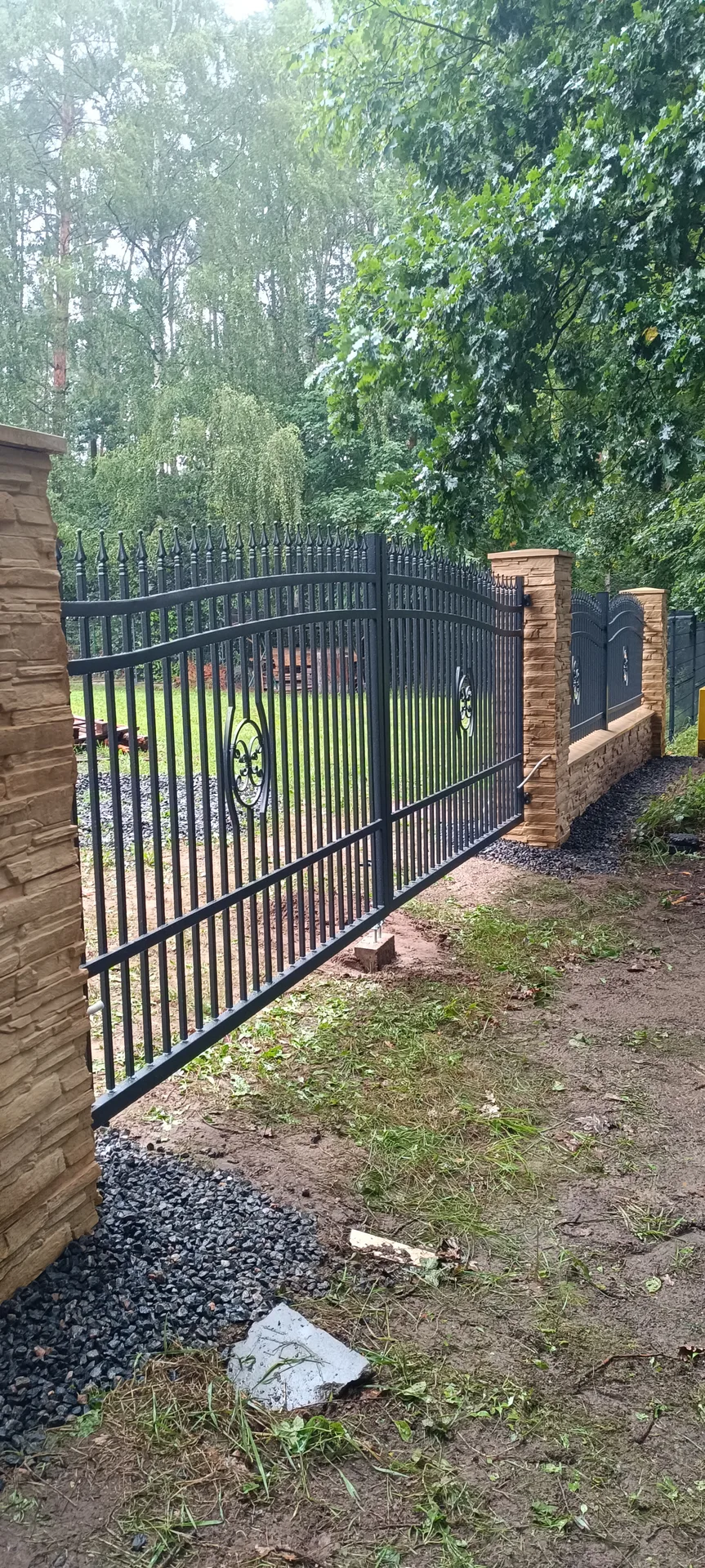 Brama metalowa z ceglastymi słupkami