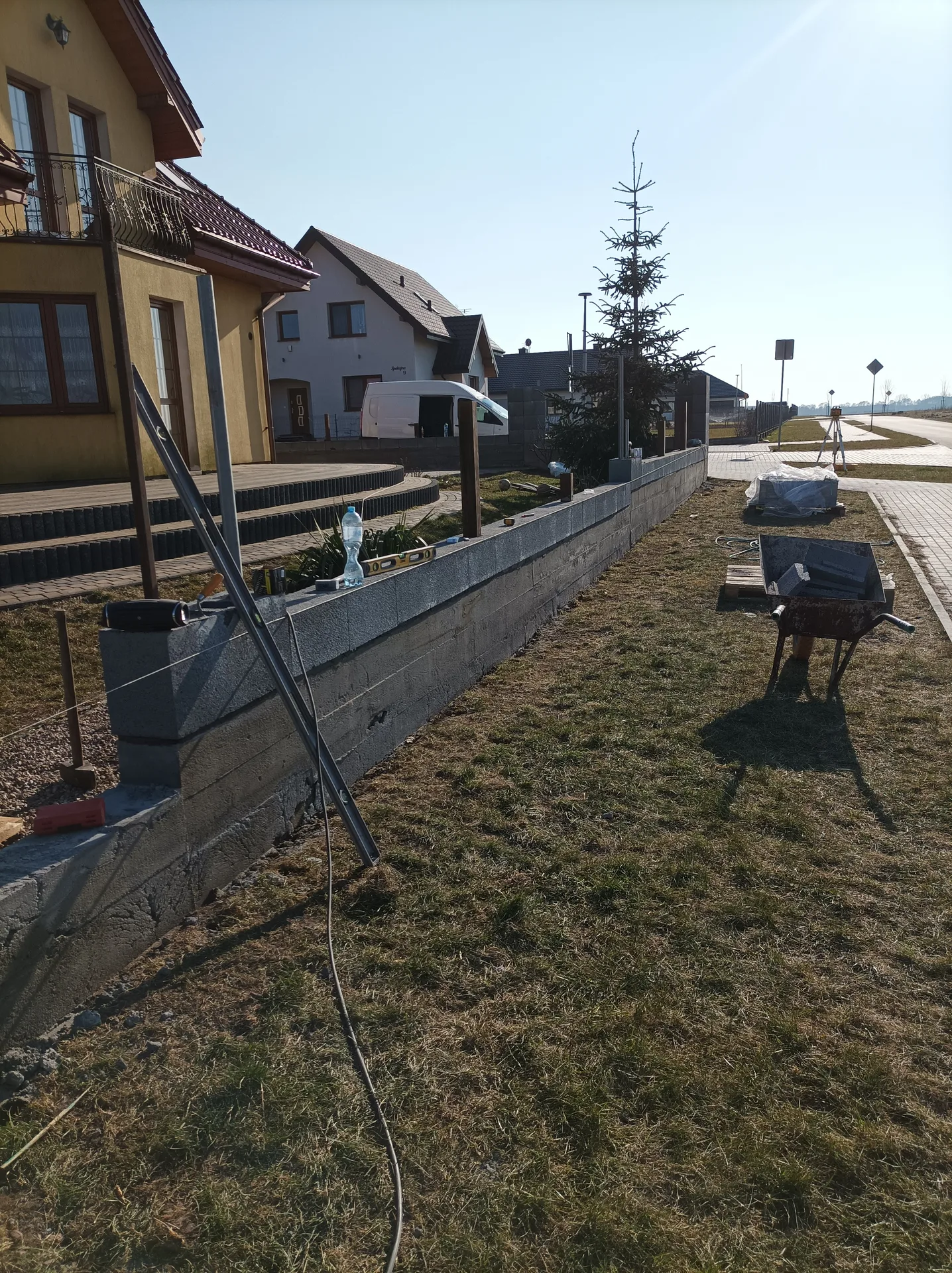 Podmurówka ogrodzeniowa betonowa z systemem modułowym przy domu