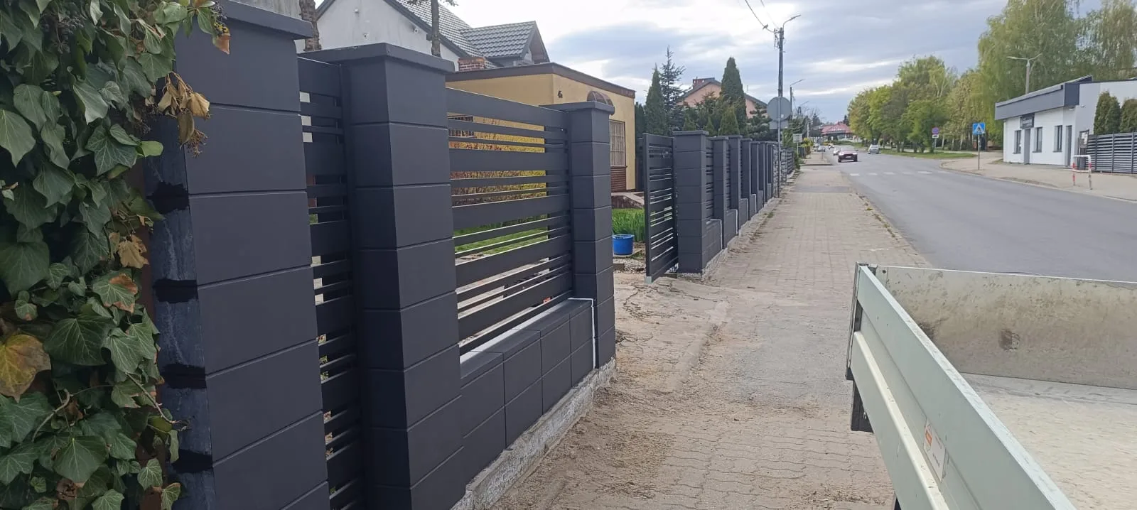 Nowoczesna brama przesuwna metalowa z poziomymi przęsłami, ogrodzenie metalowe
