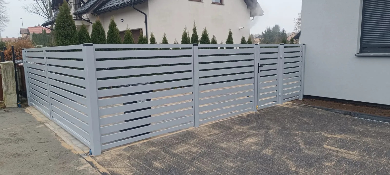Brama wjazdowa metalowa szara z poziomymi pasmami